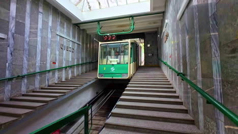 Funicular-De-Petrin,-Teleférico-Histórico-Que-Va-Desde-El-Centro-De-La-Ciudad-Hasta-La-Colina-De-Petrin-Con-Mirador