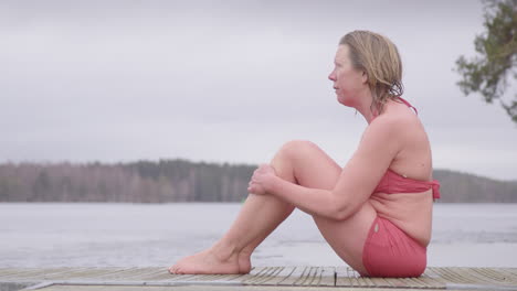 Triste-Mujer-Madura-En-Traje-De-Baño-Se-Sienta-En-El-Pontón-Después-De-La-Inmersión-En-Agua-Fría