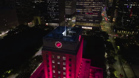 Vista-Aérea-Lejos-Del-Ayuntamiento-Iluminado,-Noche-En-Houston,-Estados-Unidos