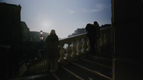 Silhouetten-Auf-Der-Rialtobrücke-Bei-Sonnenuntergang,-Venedig,-Italien