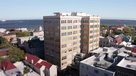 Wide-rising-aerial-shot-of-the-People's-Office-Building,-the-lone-skyscraper-in-Charleston,-South-Carolina
