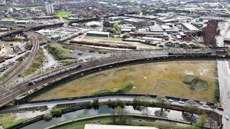 Trenes-En-La-Línea-Ferroviaria-De-La-Ciudad-De-Leeds,-Reino-Unido,-Drone,-Antena