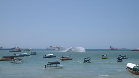 Traditionelle-Boote-Vertäut-Im-Hafen-Von-Stone-Town-An-Der-Westküste-Der-Tropischen-Gewürzinsel-Sansibar