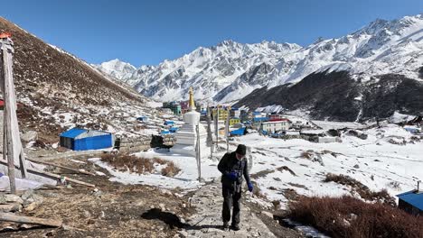 Blick-über-Die-Bunten-Häuser-Und-Das-Eisige-Tal-Von-Kyanjin-Gompa