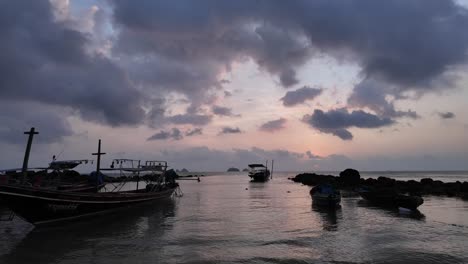 Vista-En-Cámara-Lenta-De-La-Puesta-De-Sol-En-Koh-Samui,-Tailandia