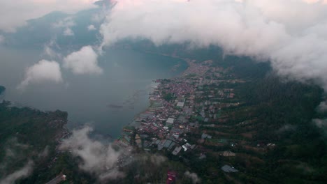 Vista-Aérea-De-La-Ciudad-A-Lo-Largo-Del-Lago-Batur-En-Kintamani,-Regencia-Bangli-De-Bali-En-Indonesia