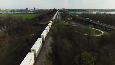 Transporte-Intermodal-De-Carga:-Tren-Con-Contenedores-De-Carga-Largos-Que-Viajan-A-Través-Del-Ferrocarril-Hacia-El-Oeste-De-Memphis-En-Arkansas.