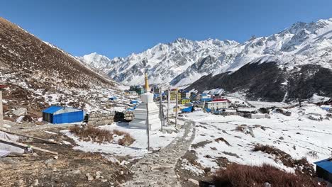 Estupa-Frente-A-Las-Casas-Coloridas-Y-El-Valle-Helado-De-Kyanjin-Gompa