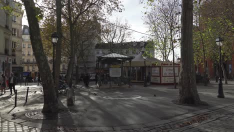 Metropolitain-Subway-Entrance-in-District-of-Montmartre-in-Paris-on-Early-Autumn-with-Parisians-Walking-Around