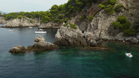 Costa-Rocosa-En-Bahías-Aisladas-En-La-Isla-De-Kalamota,-Cerca-De-Dubrovnik,-Croacia