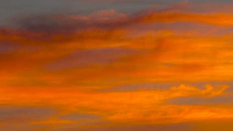 Langsames-Heranzoomen-In-Eine-Tieforange-Wolkenformation-Während-Eines-Farbenfrohen-Sonnenuntergangs,-Lettland