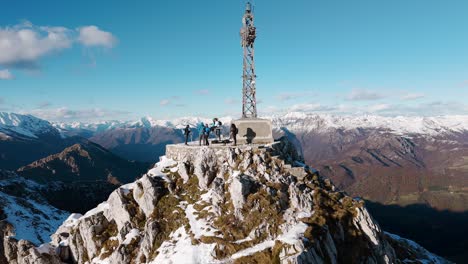 Grupo-Aéreo-Inverso-De-Escaladores-En-La-Cima-De-Un-Escarpado-Pico-Nevado-En-Los-Alpes-Italianos