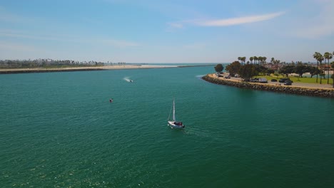 Boating-At-Quivira-Basin-In-Mission-Bay,-San-Diego,-California