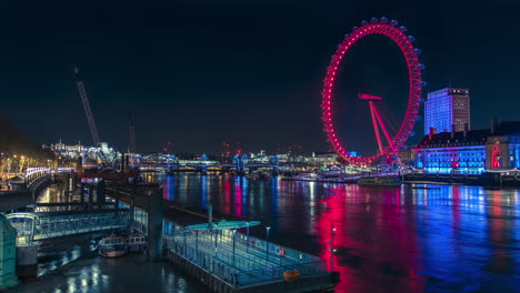 Time-lapse-Del-Río-Támesis-Por-La-Noche-Con-Hermosos-Reflejos-Rojos-Y-Azules-En-El-Agua