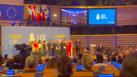 La-Gente-Aplaude-A-Los-Cineastas-Europeos-En-La-Prestigiosa-Gala-De-Premios.