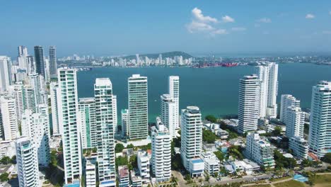 Panorámica-Con-Drones-Del-Paisaje-Urbano-Costero-De-Cartagena,-Colombia.