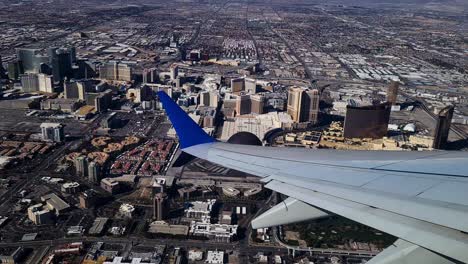 Punto-De-Vista-Del-Pasajero-Del-Avión-De-Las-Vegas,-Estados-Unidos,-Sobre-El-Ala,-Strip-Casino-Hotel-Edificios