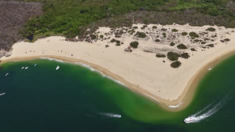 Perspectivas-A-Gran-Altitud,-Vistas-De-Drones-De-La-Bahía-De-Cacaluta,-Huatulco,-Oaxaca