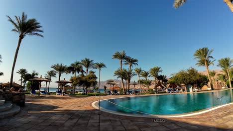 Toma-Estática-De-Gran-Angular-De-Un-Complejo-Hotelero-Con-Palmeras,-Piscina-Junto-A-La-Playa,-Egipto,-Destino-De-Viaje-De-Dahab.