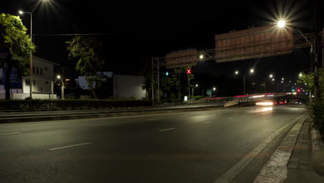 Tráfico-Nocturno-De-Lapso-De-Tiempo-En-Las-Calles-De-Bangkok.