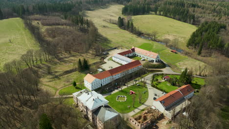 Luftaufnahme-Des-Jedlina-Hotels-In-Grüner-Landschaft