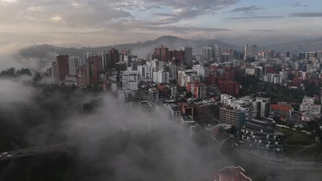 Luftbild-Drohnen-Videoaufnahmen-Von-Qutio,-Sonnenaufgang-Am-Frühen-Morgen,-Hauptstadt-Von-Ecuador,-La-Carolina,-Park,-Verkehr,-Catedral-Metropolitana-De-Quito,-Südamerikanische-Skyline