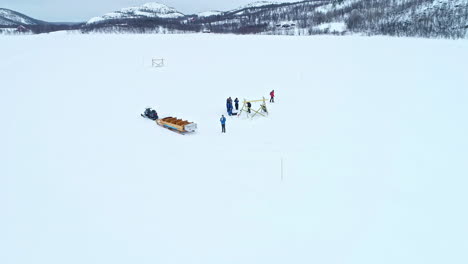 Gruppe-Angelt-Nach-Königskrabben-In-Kirkenes,-Norwegen,-Aus-Der-Luft,-Verschneite-Landschaft