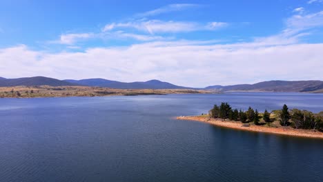 Pintoresco-Lago-Jindabyne-Al-Borde-De-Las-Montañas-Nevadas-En-Nueva-Gales-Del-Sur,-Australia