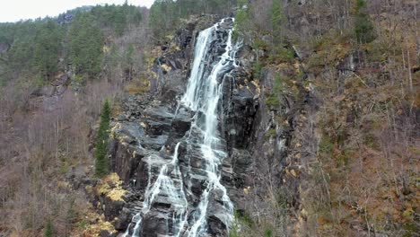 Annäherung-An-Den-Berühmten-Wasserfall-Kvernhusfossen-In-Mo,-Modalen-Norwegen
