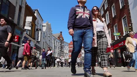 Glückliches-Paar-Spazieren-Und-Händchen-Haltend-Auf-Der-Belebten-Grafton-Street,-Dublin