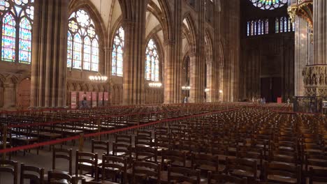 Riesiges-Und-Wunderschönes-Inneres-Der-Liebfrauenkathedrale-Von-Straßburg