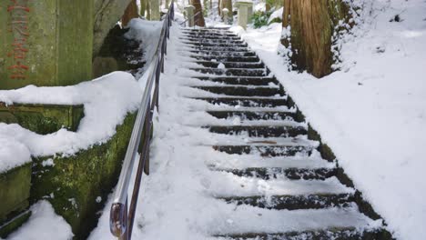 Peligrosa-Escalera-Cubierta-De-Hielo-Y-Nieve-En-El-Bosque,-Santuario-Yamadera-En-Japón