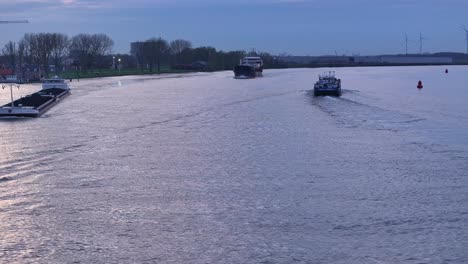 Massengutschiff-über-Den-Wasserstraßen-Des-Flusses-Schelda-Bei-Sonnenuntergang-In-Zwijndrecht,-Belgien