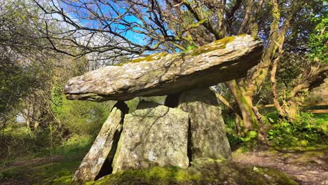 Zeitraffer,-Schimmernde-Schatten,-Atmosphärisches-Licht-Und-Blauer-Himmel-An-Einem-Ort-Der-Vorfahren,-Gaulstown-Dolmen-In-Waterford,-Irland