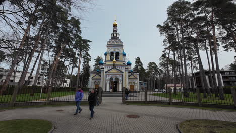 People-Outside-Orthodox-Church-Iglesia-de-Nuestra-Señora-de-Kazan-In-Jurmala,-Latvia