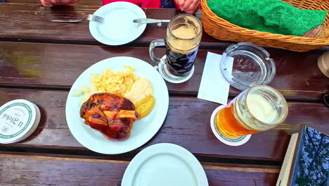 Eine-Traditionelle-Tschechische-Mahlzeit-Auf-Einem-Holztisch-Aus-Der-Vogelperspektive