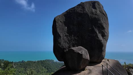 Overlap-Stone-Bietet-Einen-Panoramablick-Auf-Den-Lamai-Beach-Auf-Der-Insel-Koh-Samui-In-Thailand-Und-Präsentiert-Eines-Der-Beeindruckendsten-Naturwunder,-Das-Es-Zu-Erkunden-Gilt.