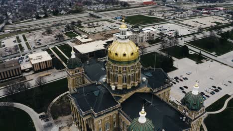 Drone-shot-slowly-pulling-away-from-the-Des-Moines,-Iowa-capitol-building