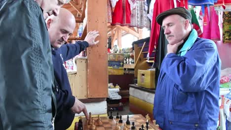 Hombres-Jugando-Al-Ajedrez-En-El-Antiguo-Mercado-Izmailovsky-De-Moscú