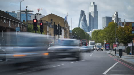 Lapso-De-Tiempo-Del-Tráfico-Callejero-De-Londres-Entrando-Y-Saliendo-De-La-Ciudad-Con-Rascacielos-Al-Fondo-En-Un-Día-Nublado