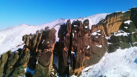 Felsen-Im-Winter,-Aufgenommen-Von-Einer-Drohne-Bei-Sonnigem-Wetter