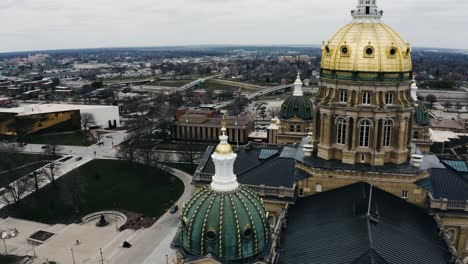 Drohnenaufnahme-Durch-Die-Hohe-Architektur-Des-Iowa-Statehouse-Gebäudes