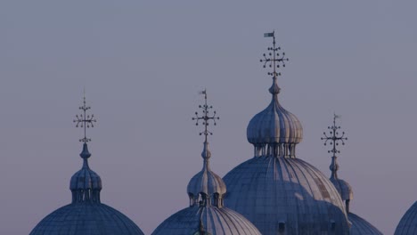 Cúpulas-De-La-Basílica-De-San-Marcos-Contra-El-Cielo,-Venecia,-Italia