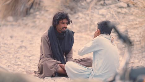 Foto-De-Dos-Hombres-Paquistaníes-Chismorreando-Y-Esperando-Comida-En-Iftar-Drive-De-Baluchistán-En-Pakistán.