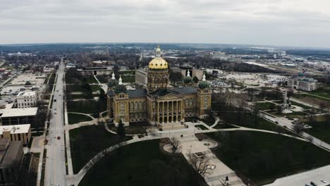 Weite-Drohnenaufnahme-Des-Iowa-State-Capitol-An-Einem-Bewölkten-Tag