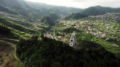 Drohnenaufnahmen-Einer-Weißen-Kirche-Auf-Dem-Hügel,-Umgeben-Von-Einer-Atemberaubenden-Aussicht,-Madeira-4k