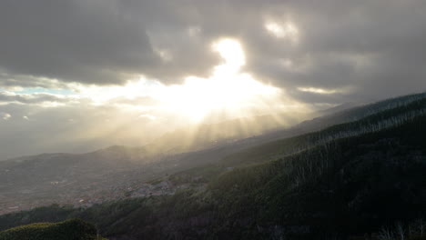 Pueblo-De-Funchal-En-Madeira,-El-Sol-Brilla-A-Través-De-Las-Nubes,-Vista-Aérea-De-Drones