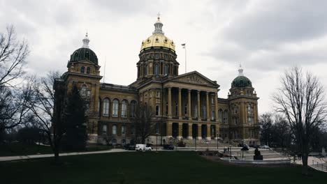 Vista-Acercándose-A-La-Grande-Y-Hermosa-Casa-Estatal-De-Iowa