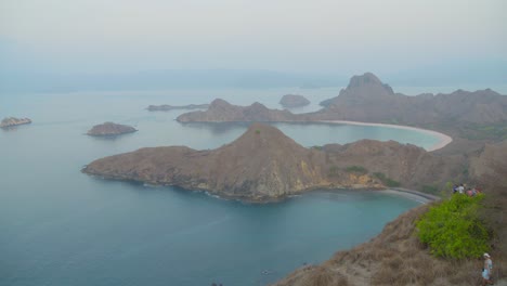 Bahía-De-La-Isla-De-Padar-En-El-Parque-Nacional-De-Komodo-Vista-Desde-El-Promontorio-En-Un-Día-Brumoso-Durante-El-Crepúsculo,-Indonesia