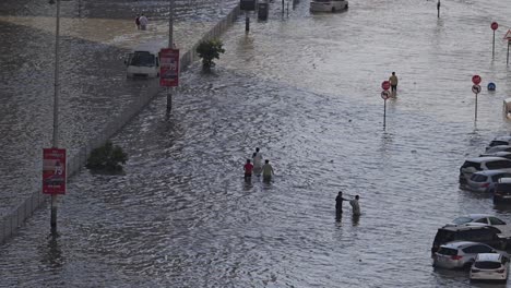 El-17-De-Abril-De-2024,-Las-Carreteras-Y-Calles-Inundadas-En-Los-Emiratos-Árabes-Unidos-Fueron-Recordatorios-Visibles-De-Las-Recientes-Lluvias-Sin-Precedentes.